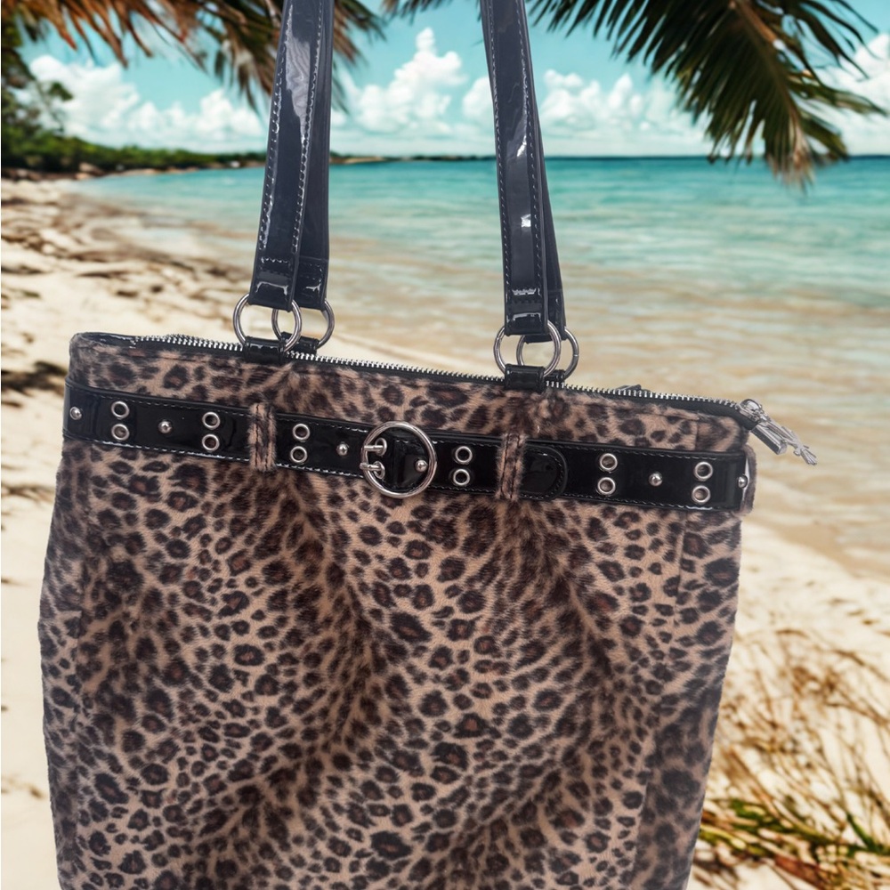 🐆✨ Leopard Print Tote Bag with Black Hardware Accents ✨🐆
